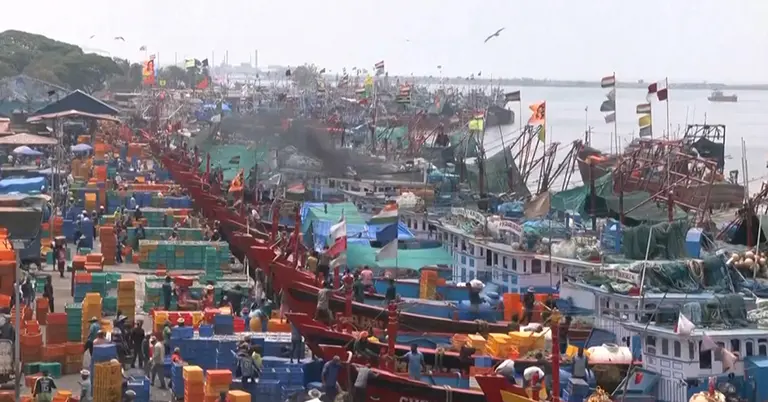 গ্যাস সংকটে ভোগান্তিতে ভারতের সাধারণ মানুষ